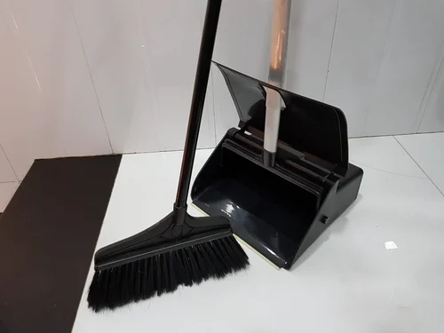 Dust pan